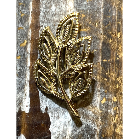 Vintage Gerry’s Gold Tone Leaf Brooch Pin Signed 2” - Picture 10 of 10